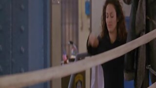 Transsexualii pun un bărbat într-o cușcă și l-au tras în gură cu un femei gole fund.