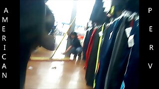O studentă bine îngrijită și-a dat jos fusta în fete goale gratis carouri și a fugit în fund în pantofi.