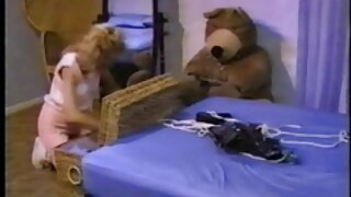 Suge cocoșul negru femei gole în toaletă printr-o gaură în perete.
